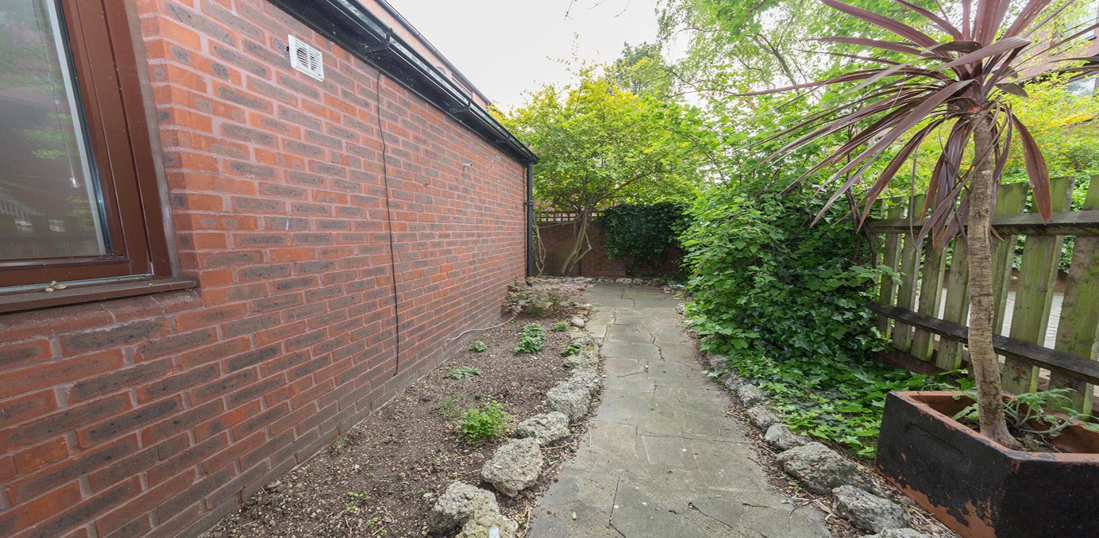 			HOT WATER AND HEATING INCLUDED , 1 Bedroom, 1 bath, 1 reception Flat			 Lymington Road, WEST HAMPSTEAD